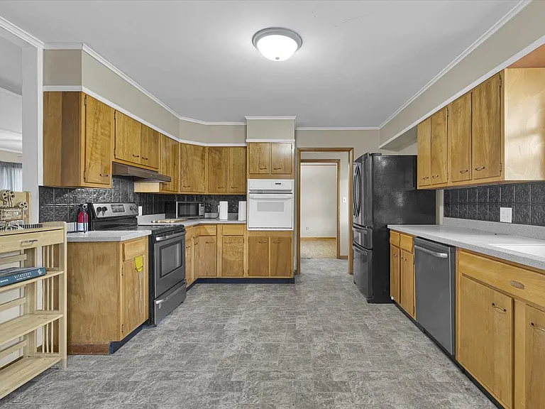 535 Wallace St — Photo 12