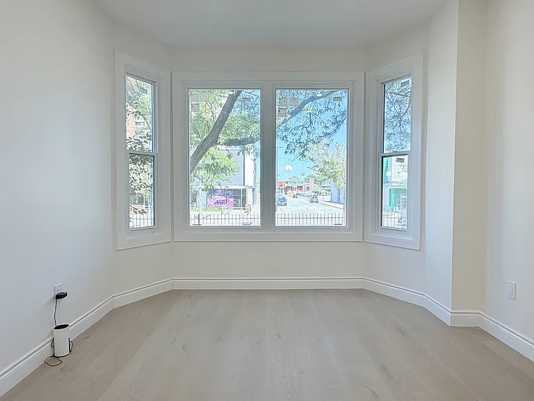691 Ouellette Ave #4 — Photo 2