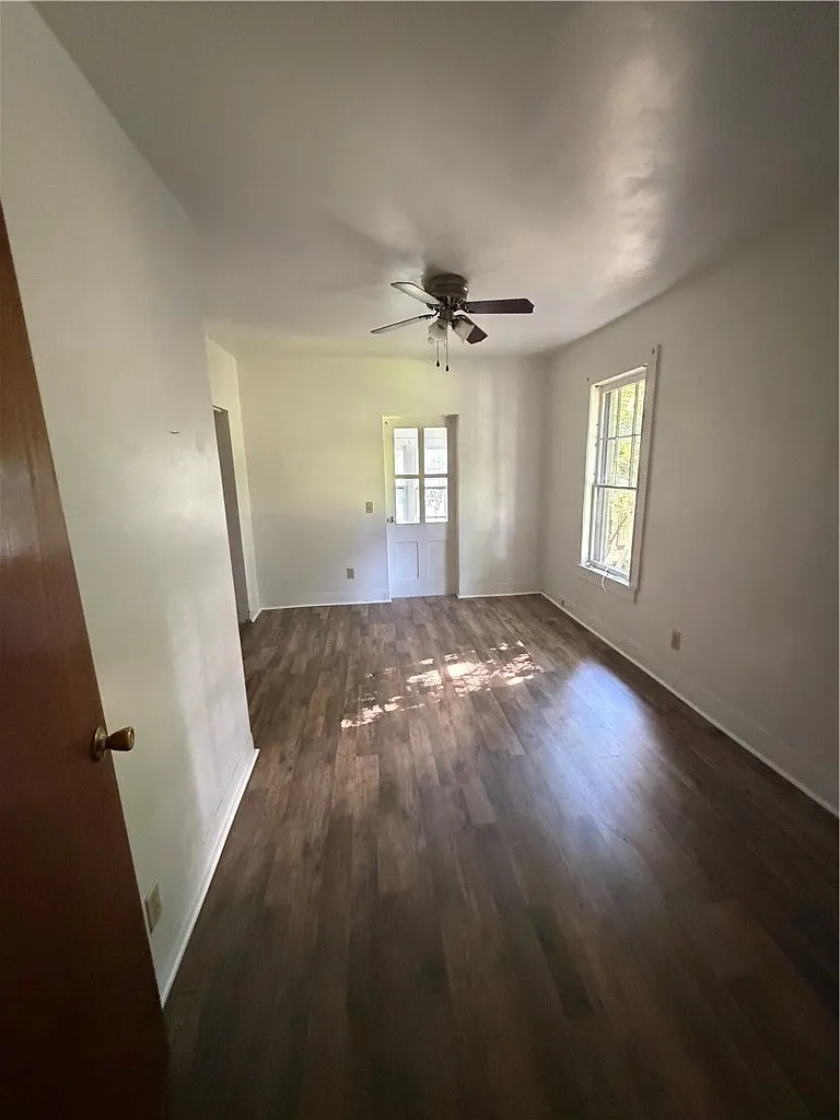 2 bed, 1.0 bath, 1272 sqft, $1,250 — Photo 2
