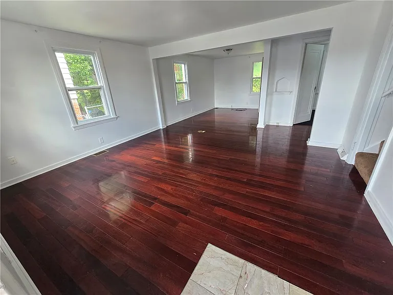 325 Outlook St — Photo 5