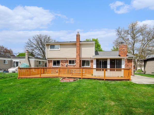 1084 Charrington Dr, Troy, MI 48083