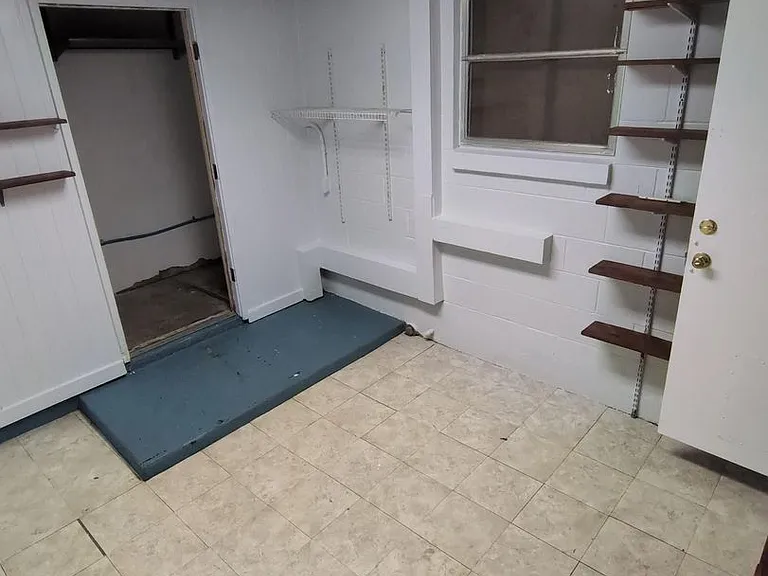 975 North Village Dr — Photo 18