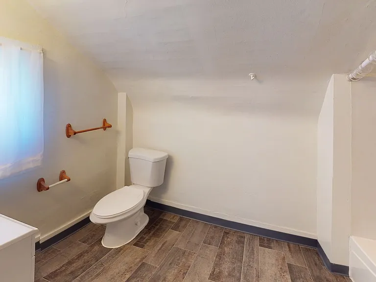 212 E Walnut St — Photo 16