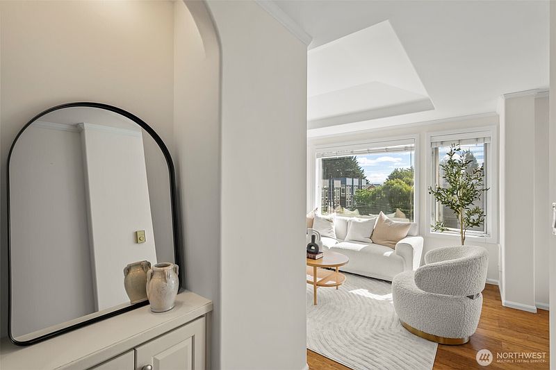 5th image of 2167 Dexter Avenue N #402