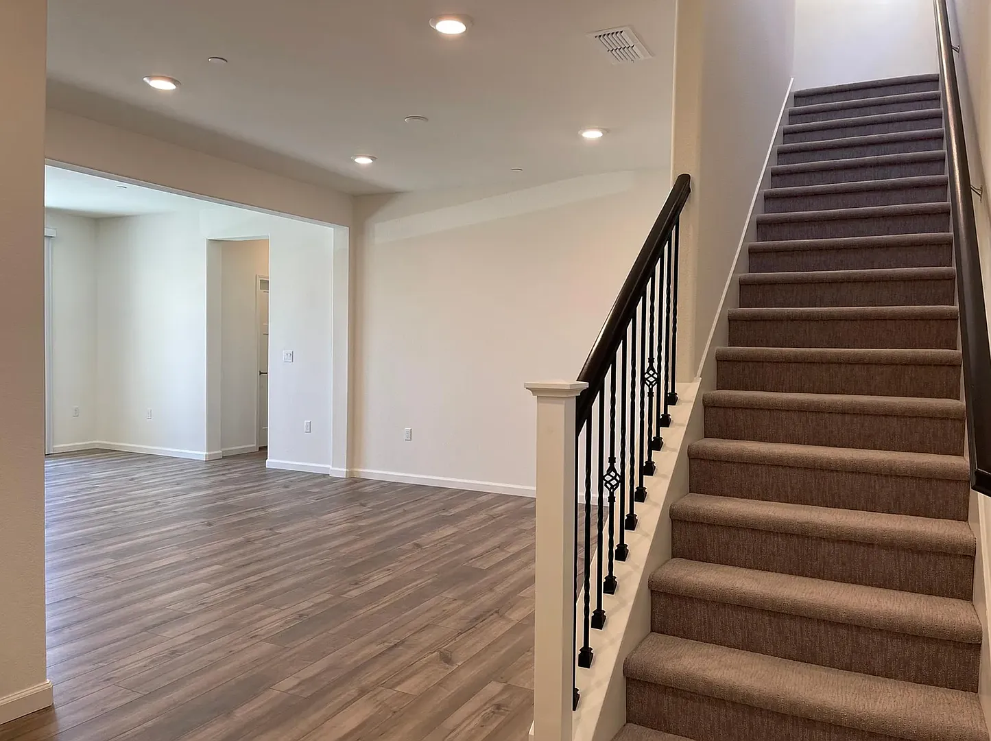 Beautiful 4 bed 3 bath located in Roseville! — Photo 3