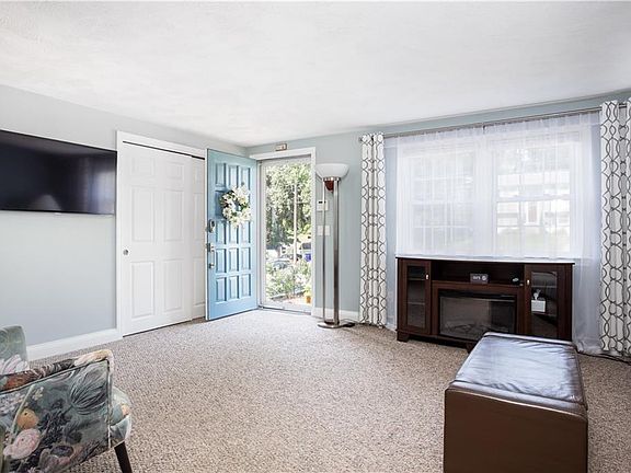 5th image of 10 Hemlock Dr