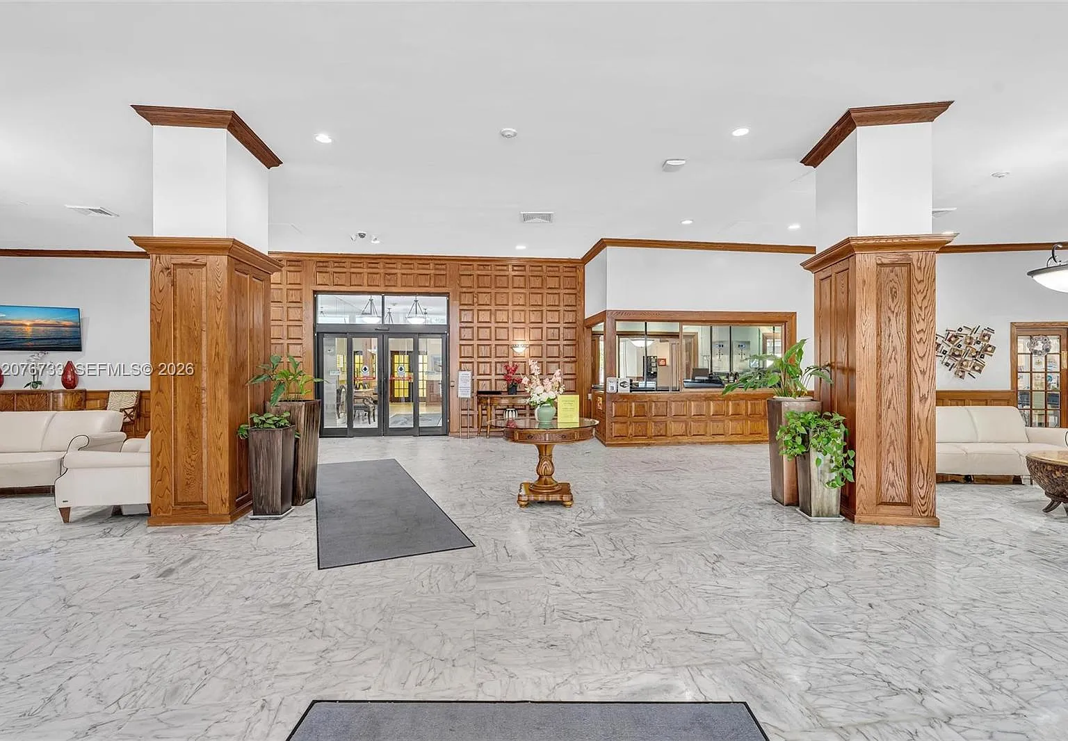 Alexander Towers Condo — Photo 4
