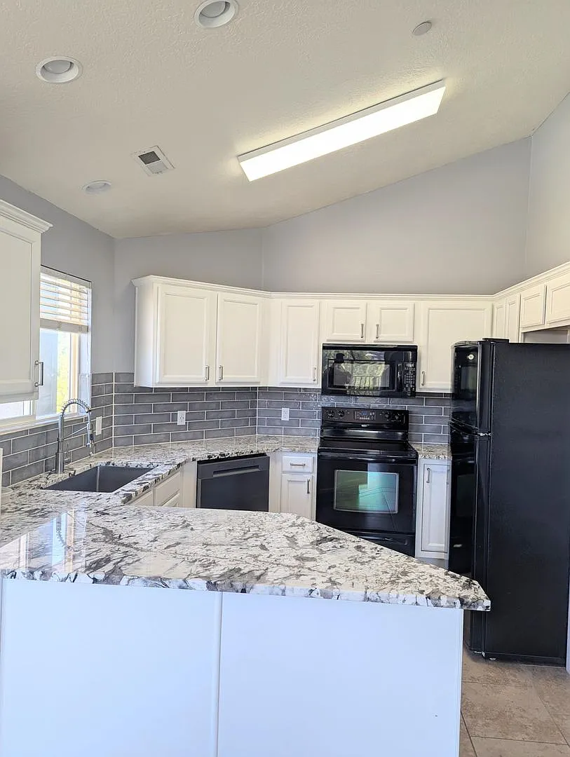 Beautiful 3 Bedroom Condo in Sandy! — Photo 3