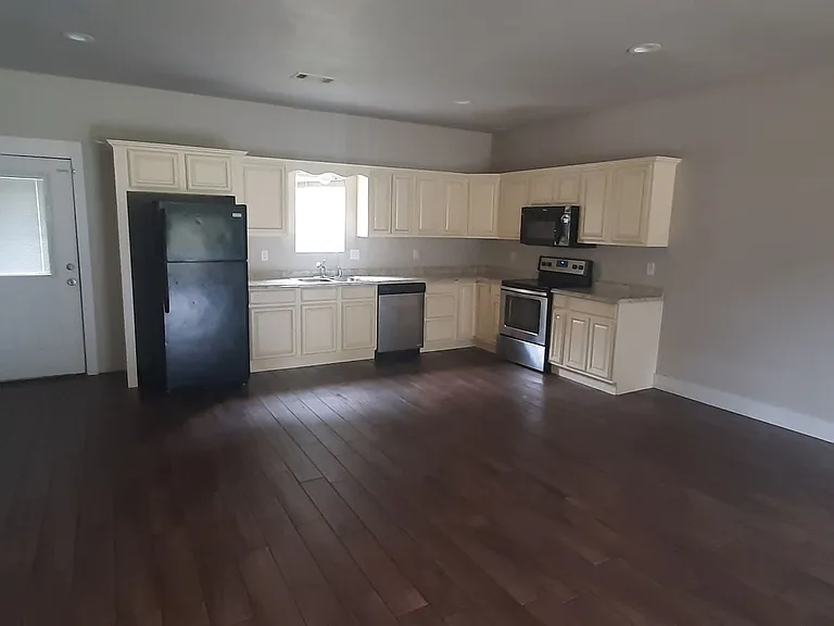 312 W Indiana St — Photo 3