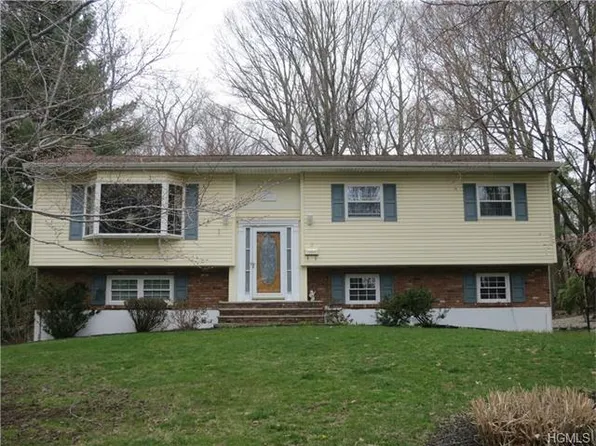 6 Twin Lakes Dr, Airmont, NY 10952
