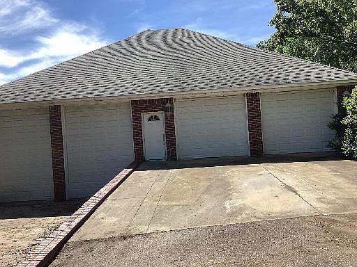 4th image of 520 Lake Ridge Dr
