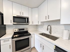 13475 SW 9th St, Pembroke Pines, FL
