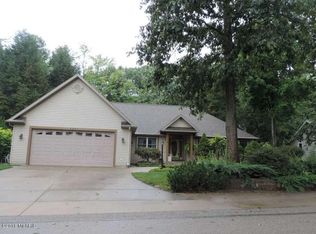 3051 Pleasantwood Dr, Fruitport, MI 49415