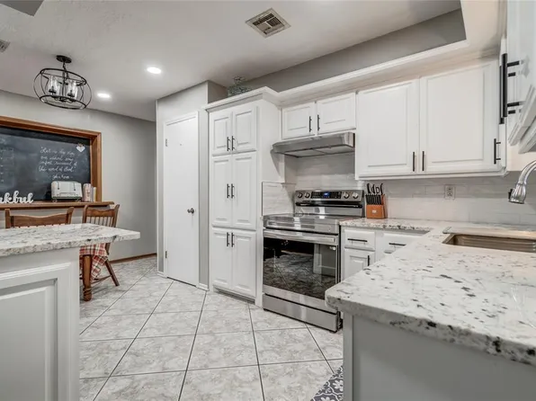 24 Ridgecrest Dr, Chickasha, OK 73018