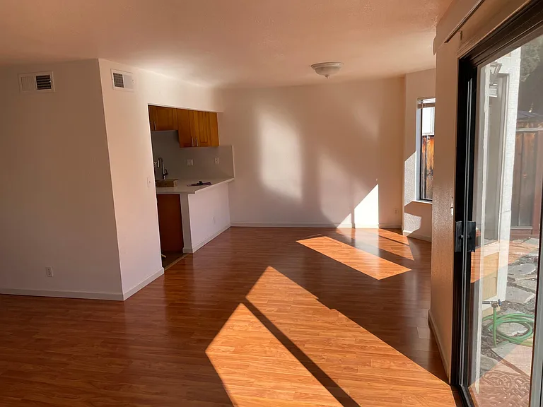 Kitchen & dining room area