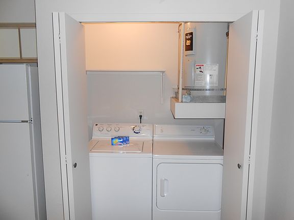 Full size Washer/Dyrer Included