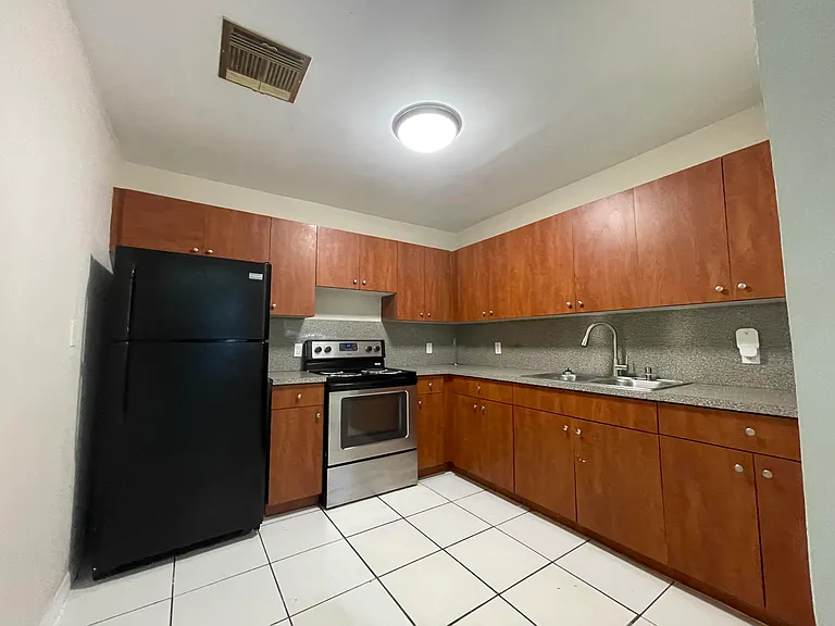 216 NW 12th St #1 — Photo 8