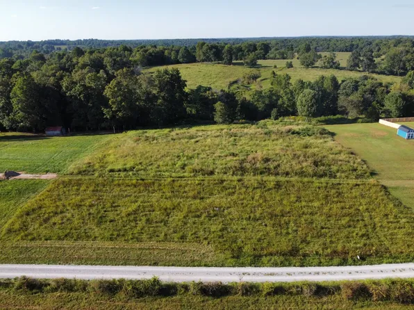 4 Hunters Ln, Westmoreland, TN 37186