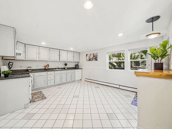 2nd image of 14-16 Moore St