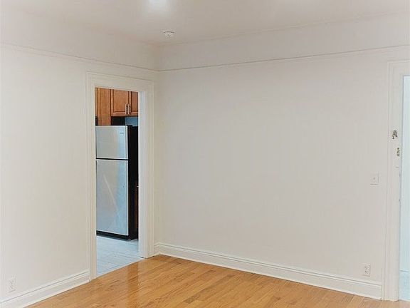 3rd image of 3037 35th St APT 2F