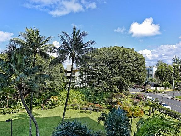 Beautiful garden surrounding the property of Windward Passage