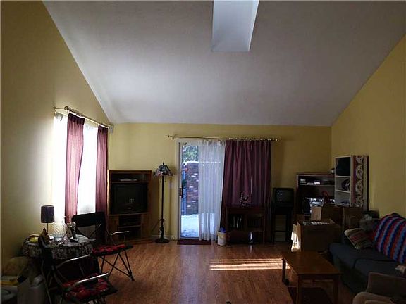 3rd image of 801 Williamsburg Cir