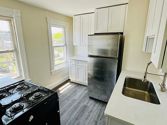 3rd image of 422 N Main St APT 2