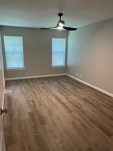 Spacious main bedroom
