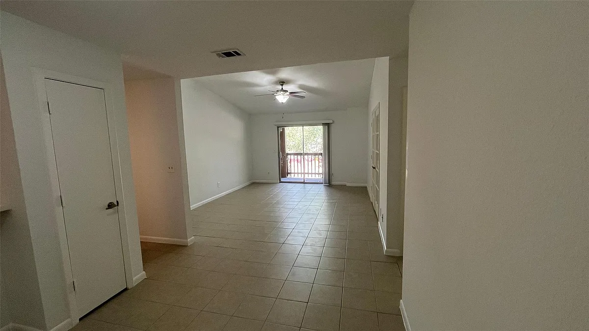 Photo 2 of 31 - 10555 Turtlewood Ct #201 - Houston, TX Building Photo - 10555 Turtlewood Ct #201