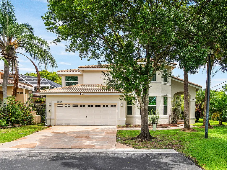 7087 NW 78th Pl — Photo 1