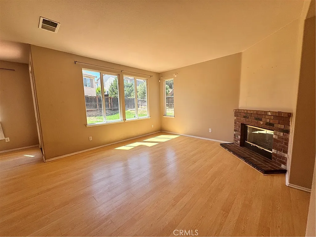 5 bed, 2999 sqft, $3,750 — Photo 4