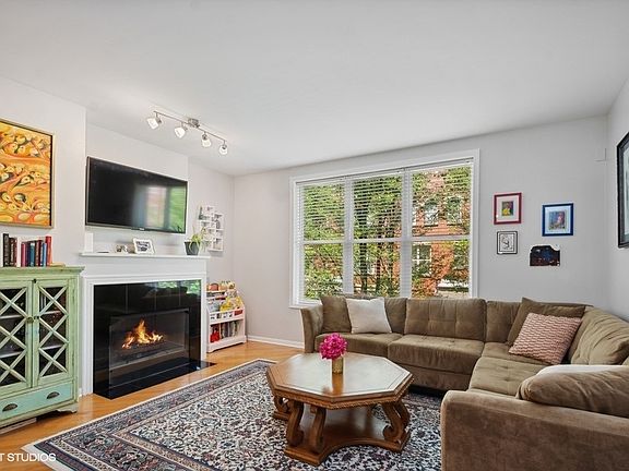 4th image of 4636 N Greenview Ave #34