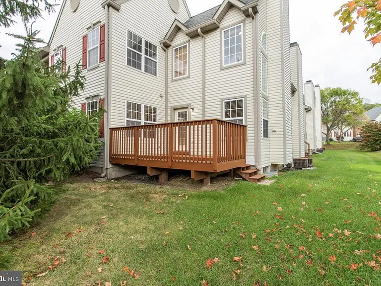 105 Farrington Ct — Photo 27