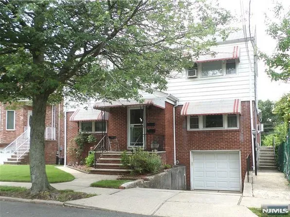 271 7th St, Palisades Park, NJ 07650