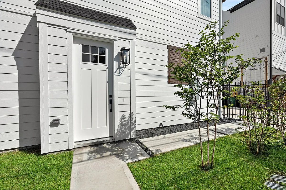 Photo 2 of 25 - 904 Martin St #D - Houston, TX Building Photo - 904 Martin St #D