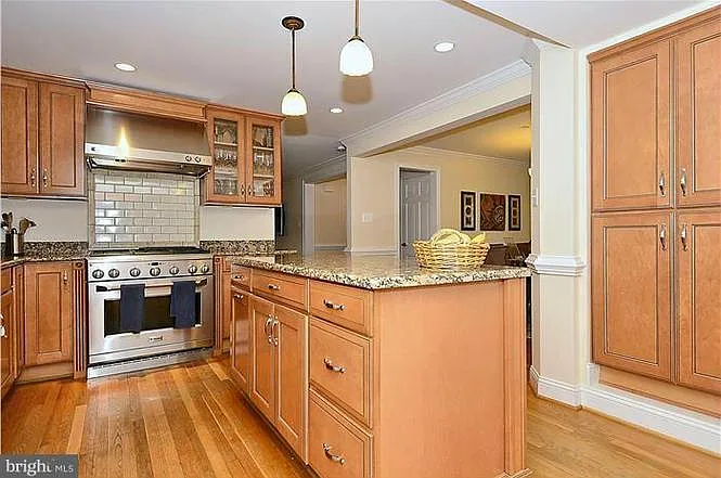 5 bed, 4.5 bath, 2502 sqft, $5,500 — Photo 2