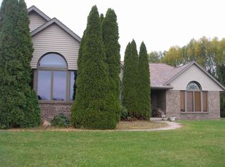 8482 E Valley View Dr, Stillman Valley, IL 61084