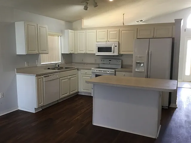 3 bed, 2.0 bath, 1392 sqft, $2,330 — Photo 2