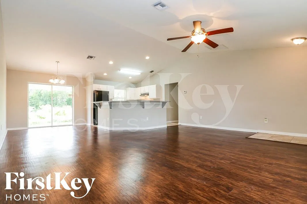 3 bed, 2.0 bath, 1397 sqft, $2,395 — Photo 4
