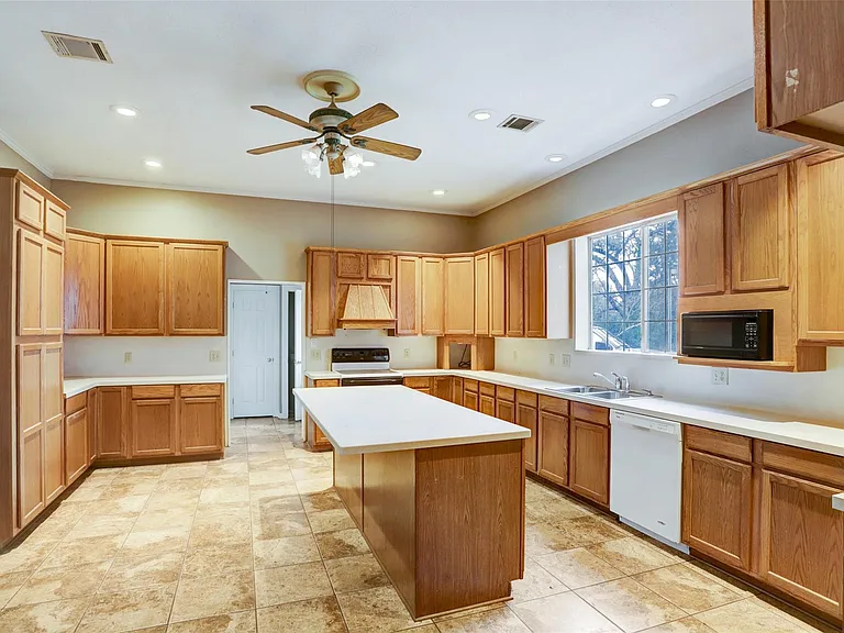1207 N Meyer St — Photo 6