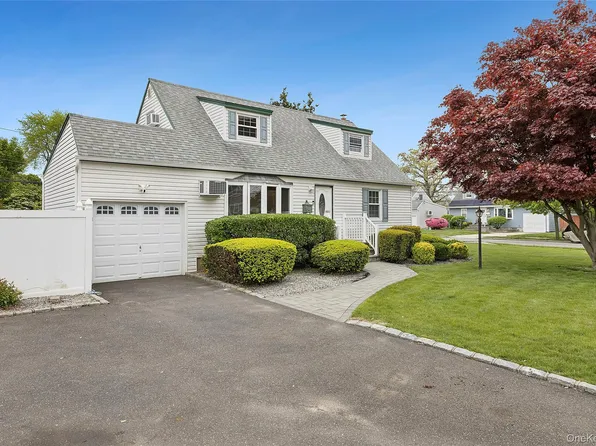 2 Dorset Ln, Farmingdale, NY 11735