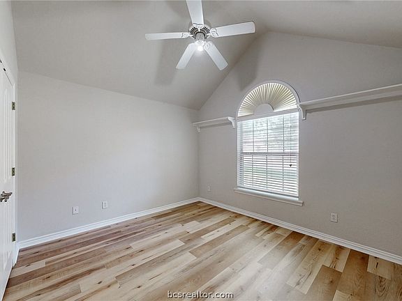 3rd image of 3707 Essen Loop