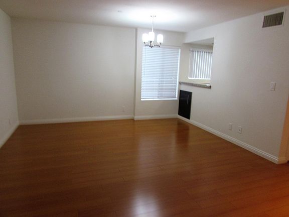 3rd image of 1141 N Columbus Ave APT 105