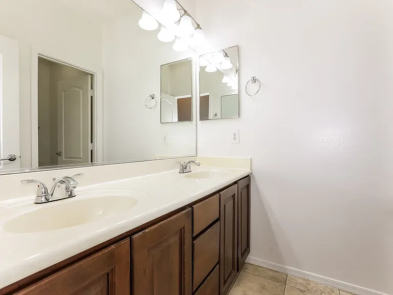 3258 E Ivanhoe St — Photo 15