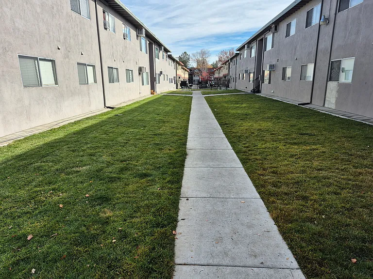 Evergreen Apartments — Photo 22
