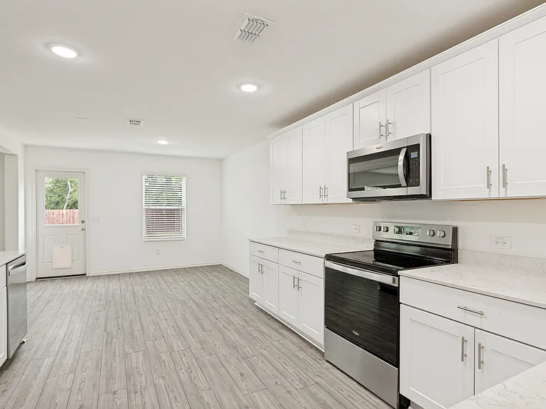 498 Lake Erie Dr — Photo 8