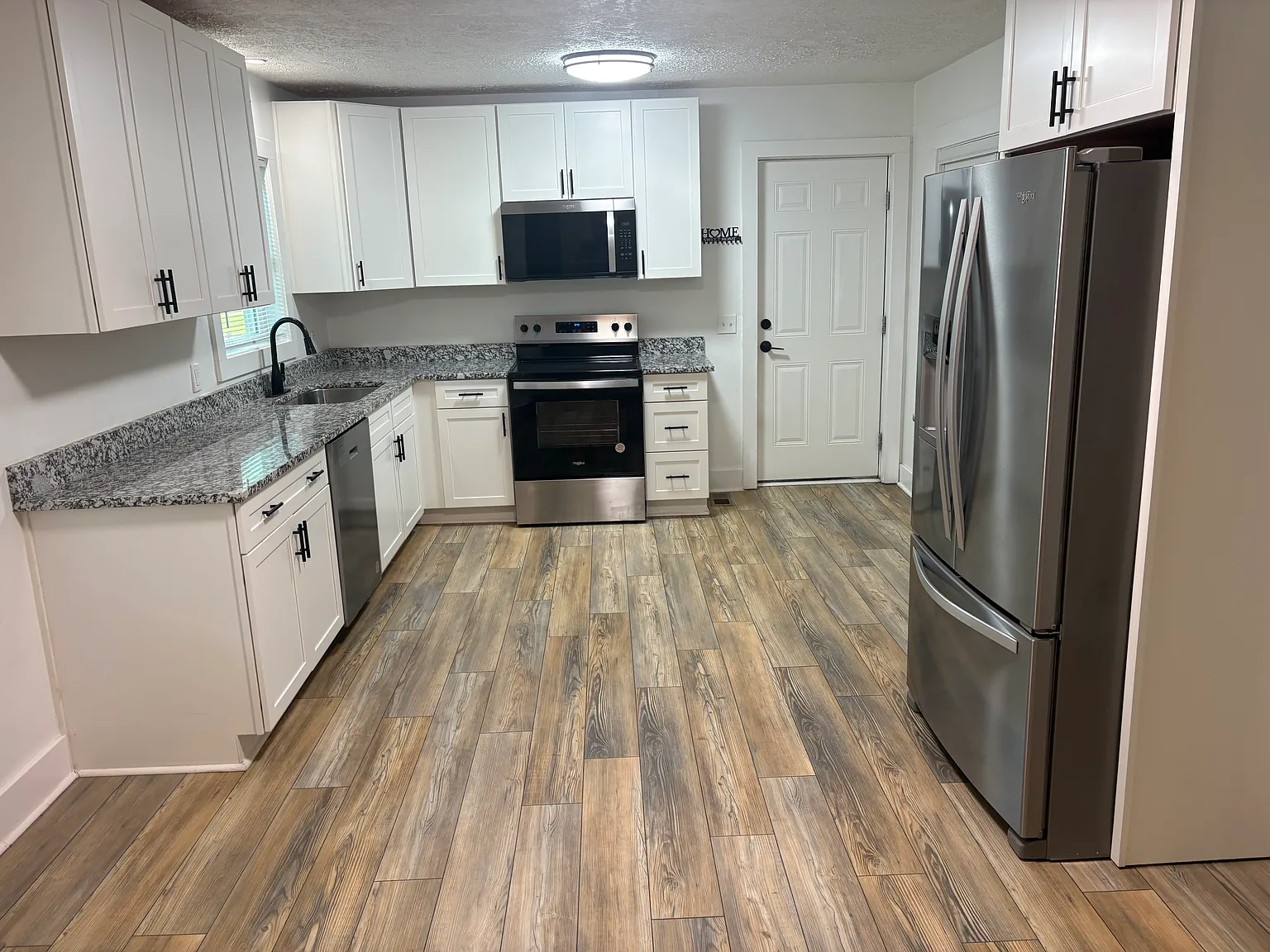 3 bed, 1137 sqft, $1,950 — Photo 4