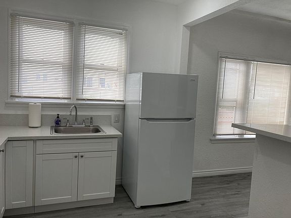 3rd image of 2828 1/2 S Bronson Ave #2828-1/2