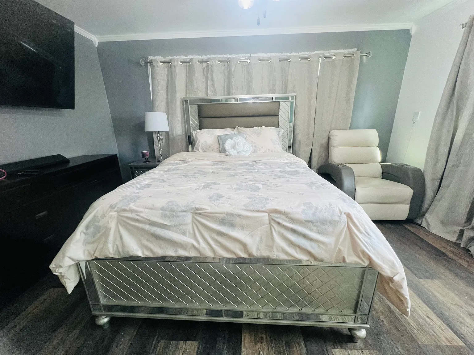 1 bed, 1.5 bath, 1300 sqft, $1,700 — Photo 1