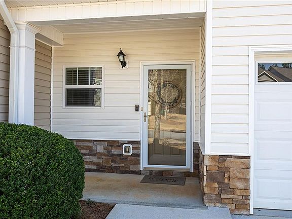 2nd image of 536 Oakside Pl